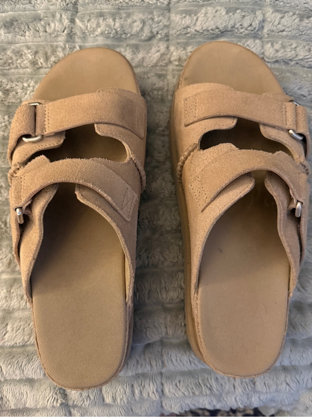 UGG Sand Goldenstar Hi Slide Sandal - Sand - in great condition